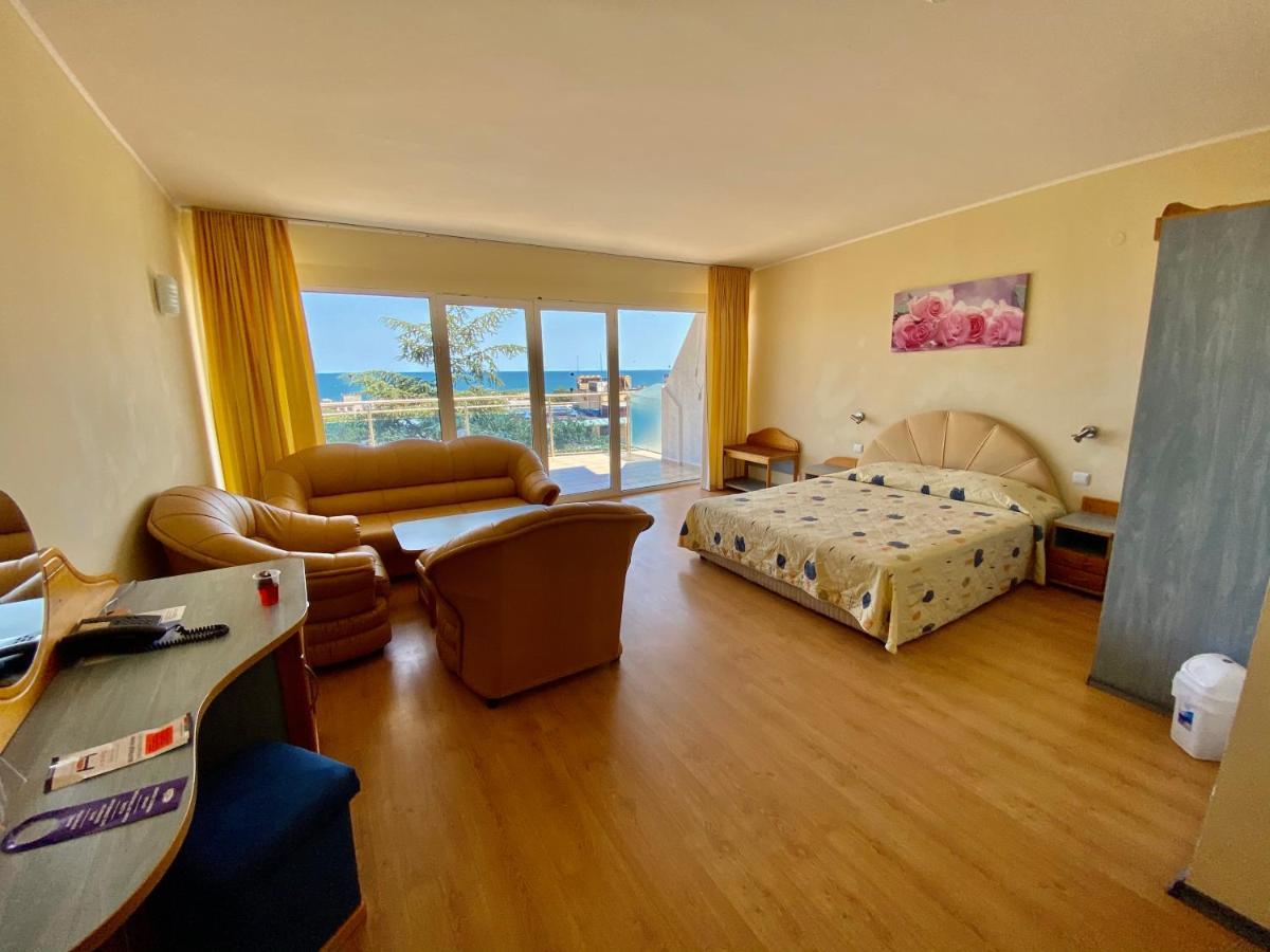 Family Room Balcony,830388788:JPEG