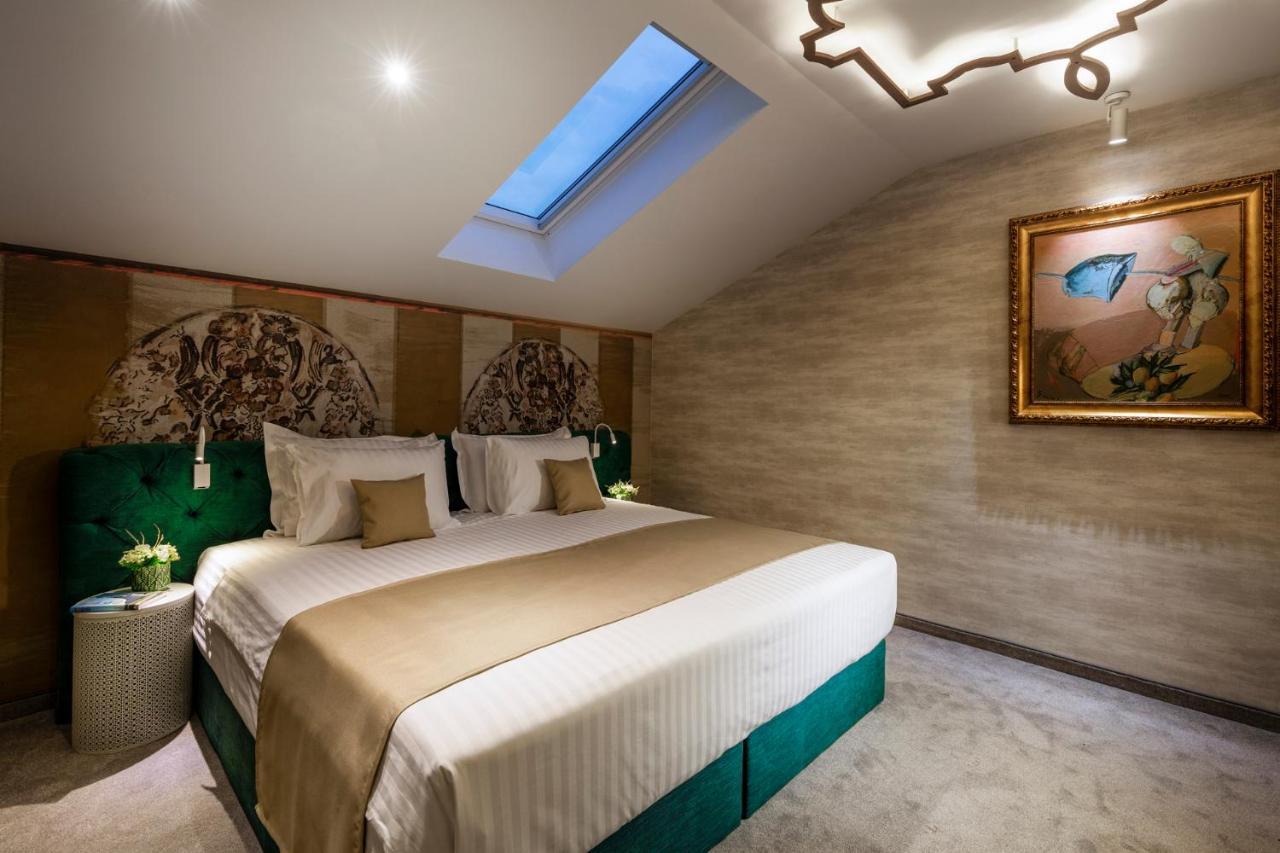 Deluxe Double Room King Bed City View Non-Smoking