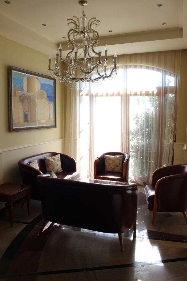 Large Deluxe Apartment Direct Beach Access