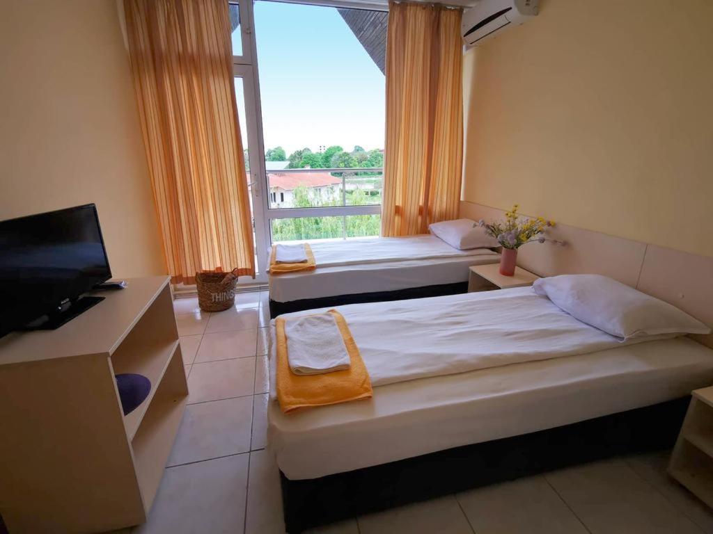 Standard Dreibettzimmer mit Balkon