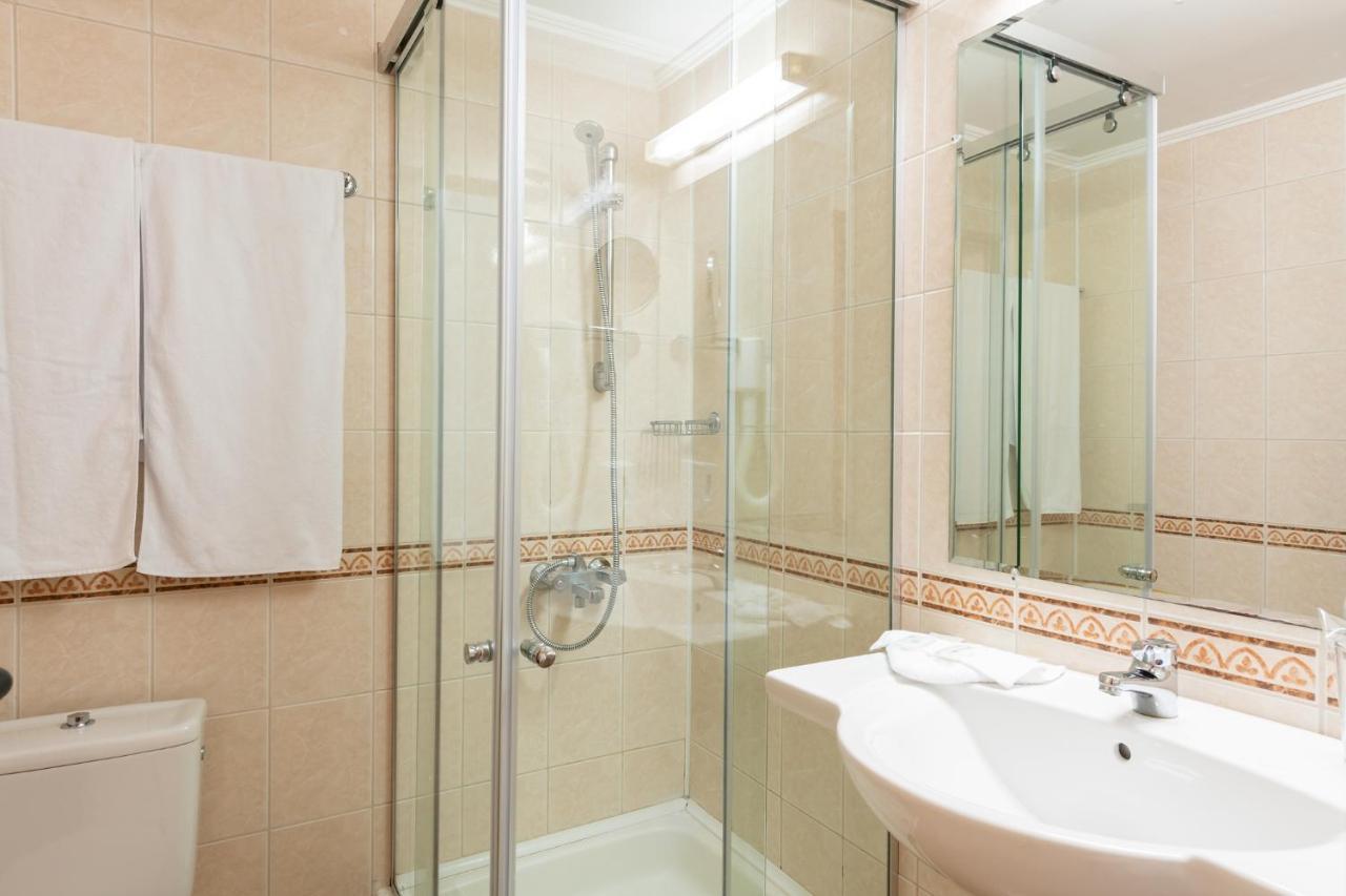 Chambre Double – Vue Latérale sur Mer (1 Adulte + 1 Enfant)