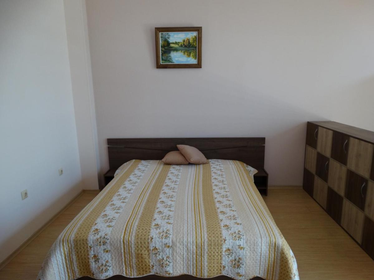 Studio cu balcon şi vedere la parc.