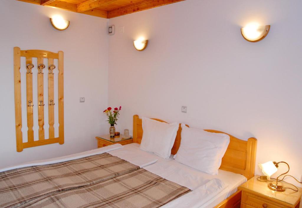 Double Room with Terrace and Detached Private Bathroom - Free Parking and Tsarevets View