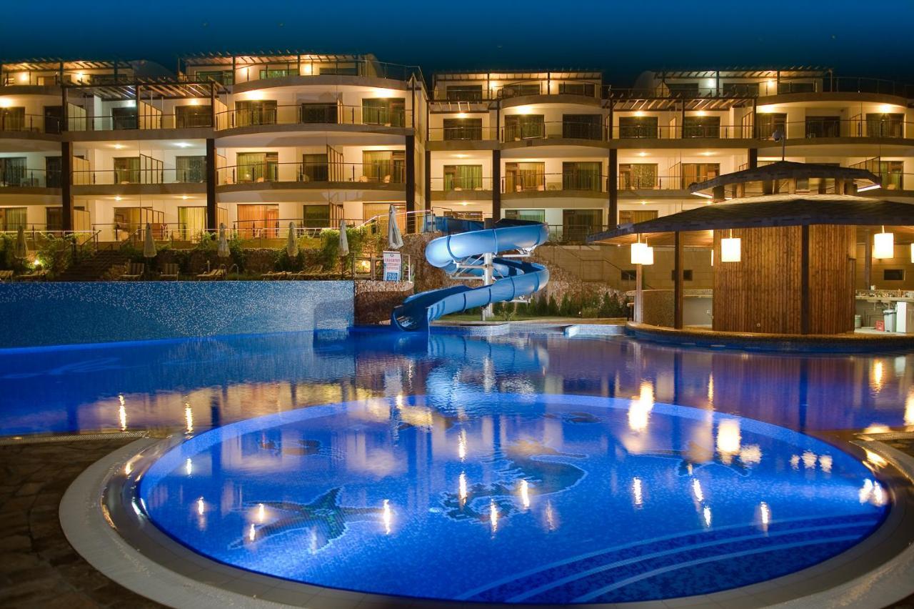 Apartament Deluxe cu 2 dormitoare, balcon și vedere frontală la mare - acces gratuit la parcul acvatic și de distracții