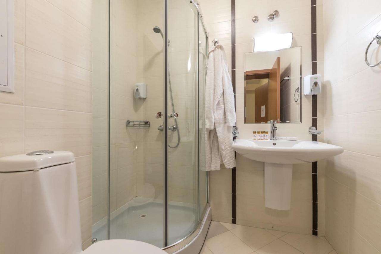 Studio (2 Adults),1534066687:JPEG