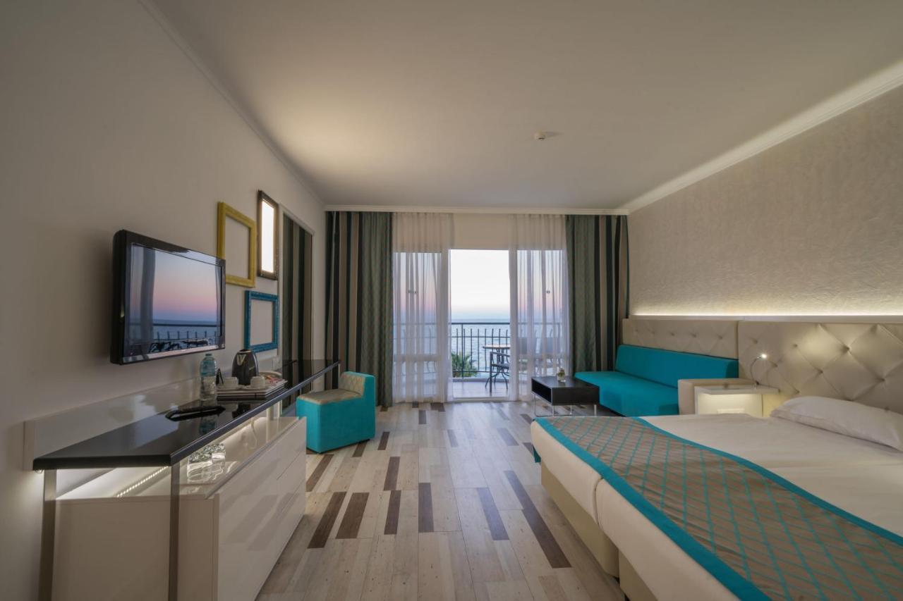 Family Room with Sea View  – Free Private Beach Access