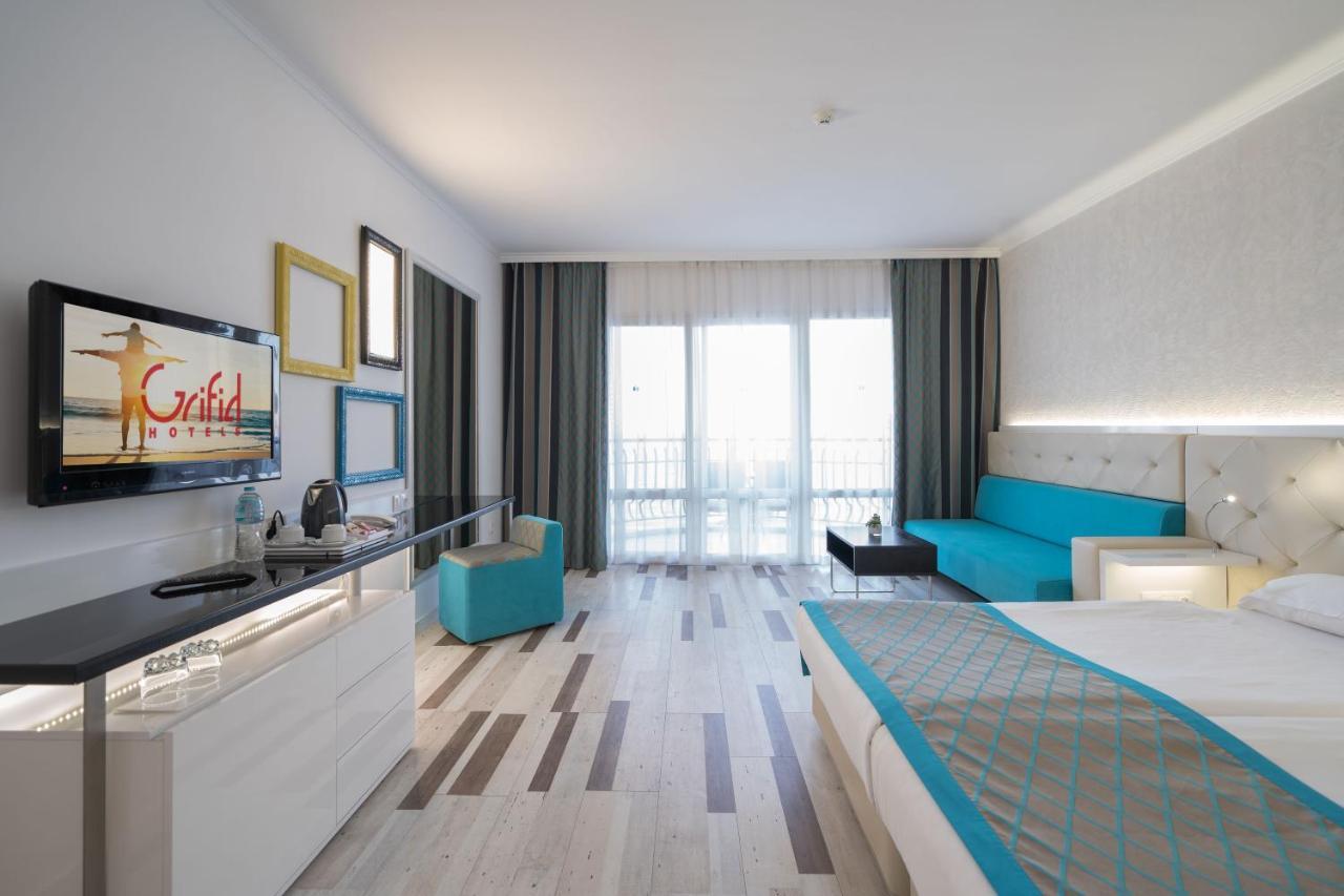 Double or Twin Room with Park View – Free Private Beach Access