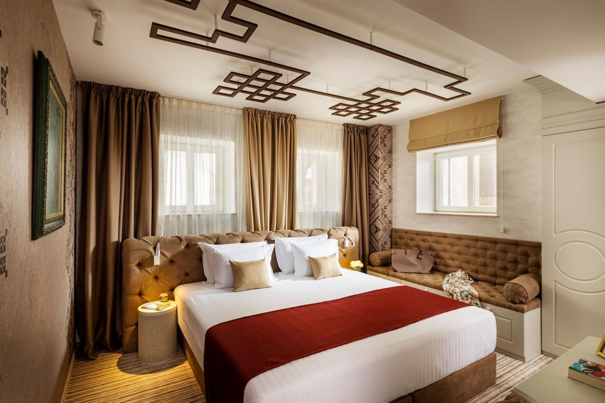 Mini King Room King Bed Non-Smoking