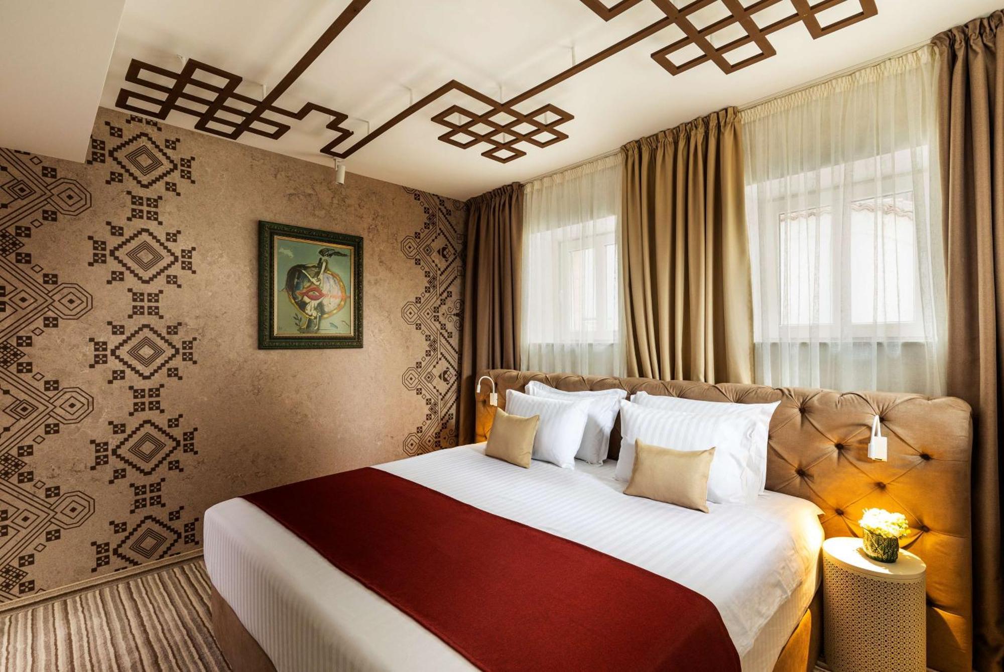 Mini King Room King Bed Non-Smoking