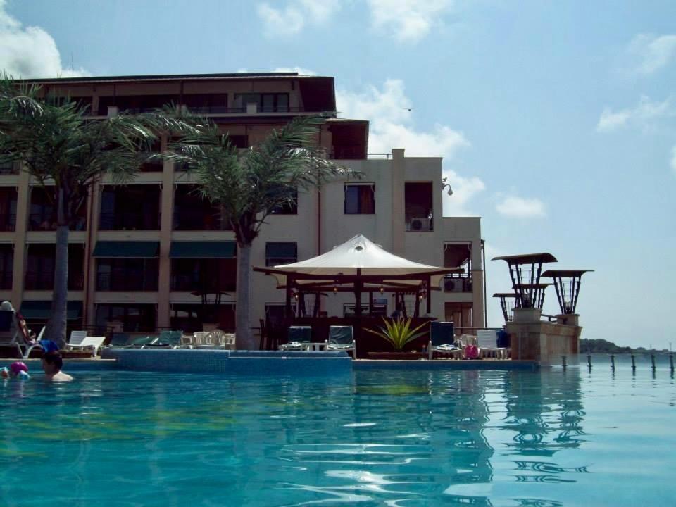 Apartament cu vedere la piscină