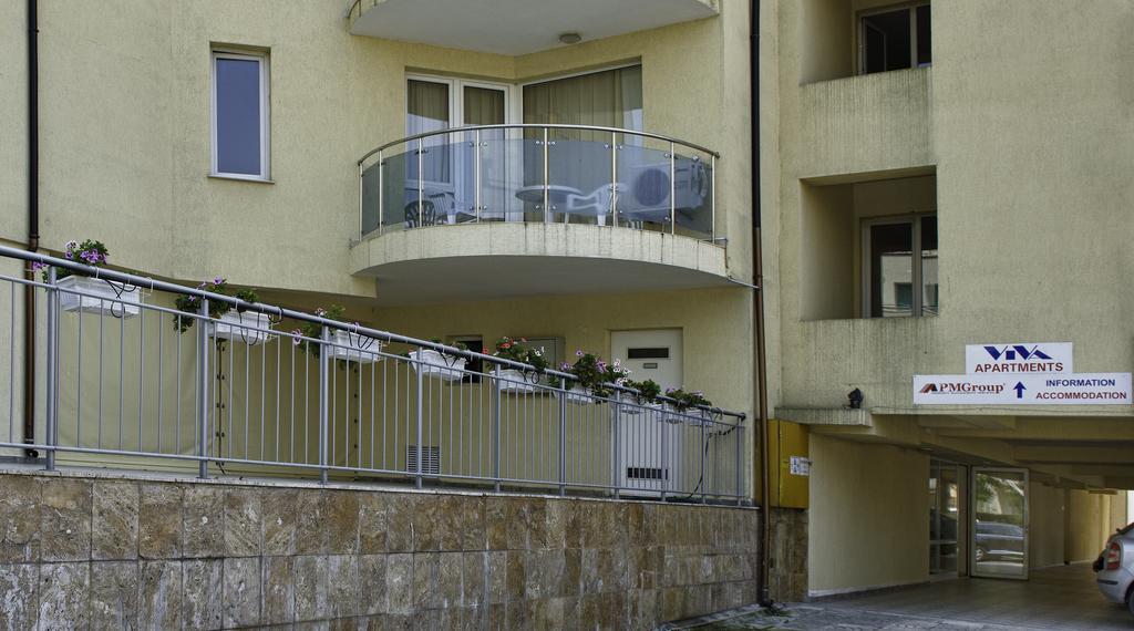 Estudio con vistas a la piscina