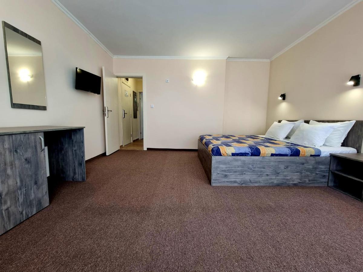 Family Room with Balcony,1310109085:JPEG