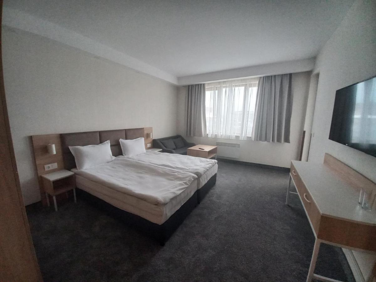 Family Room,1344702998:JPEG