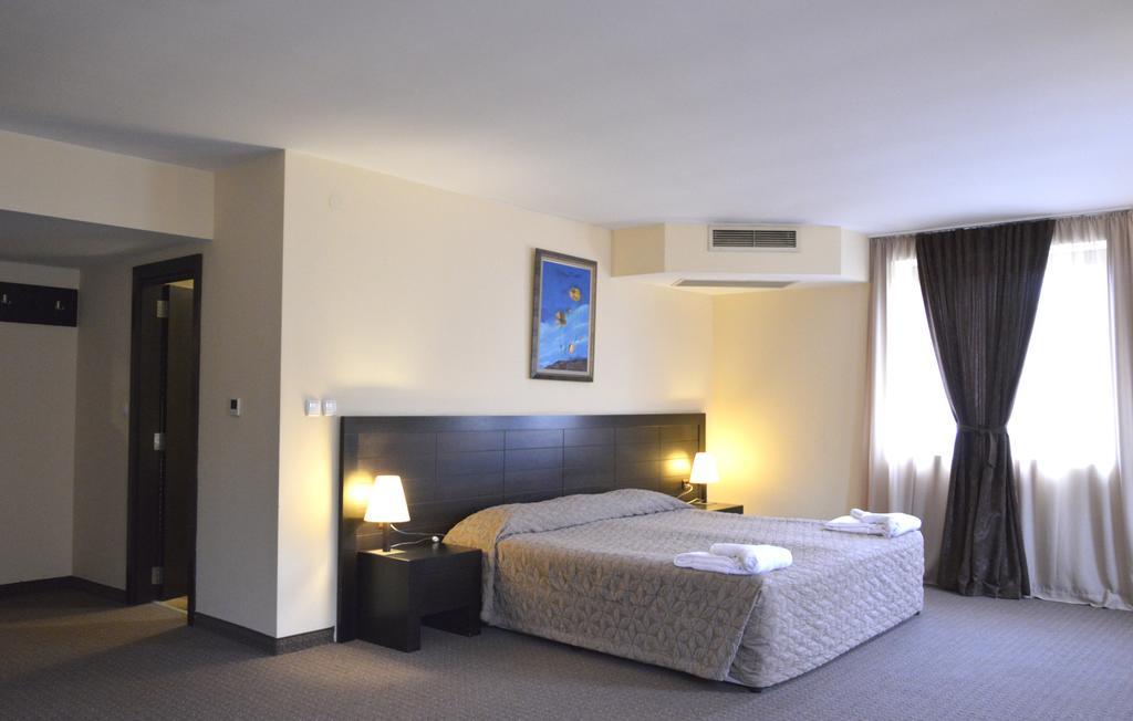 Family Room,139978695:JPEG