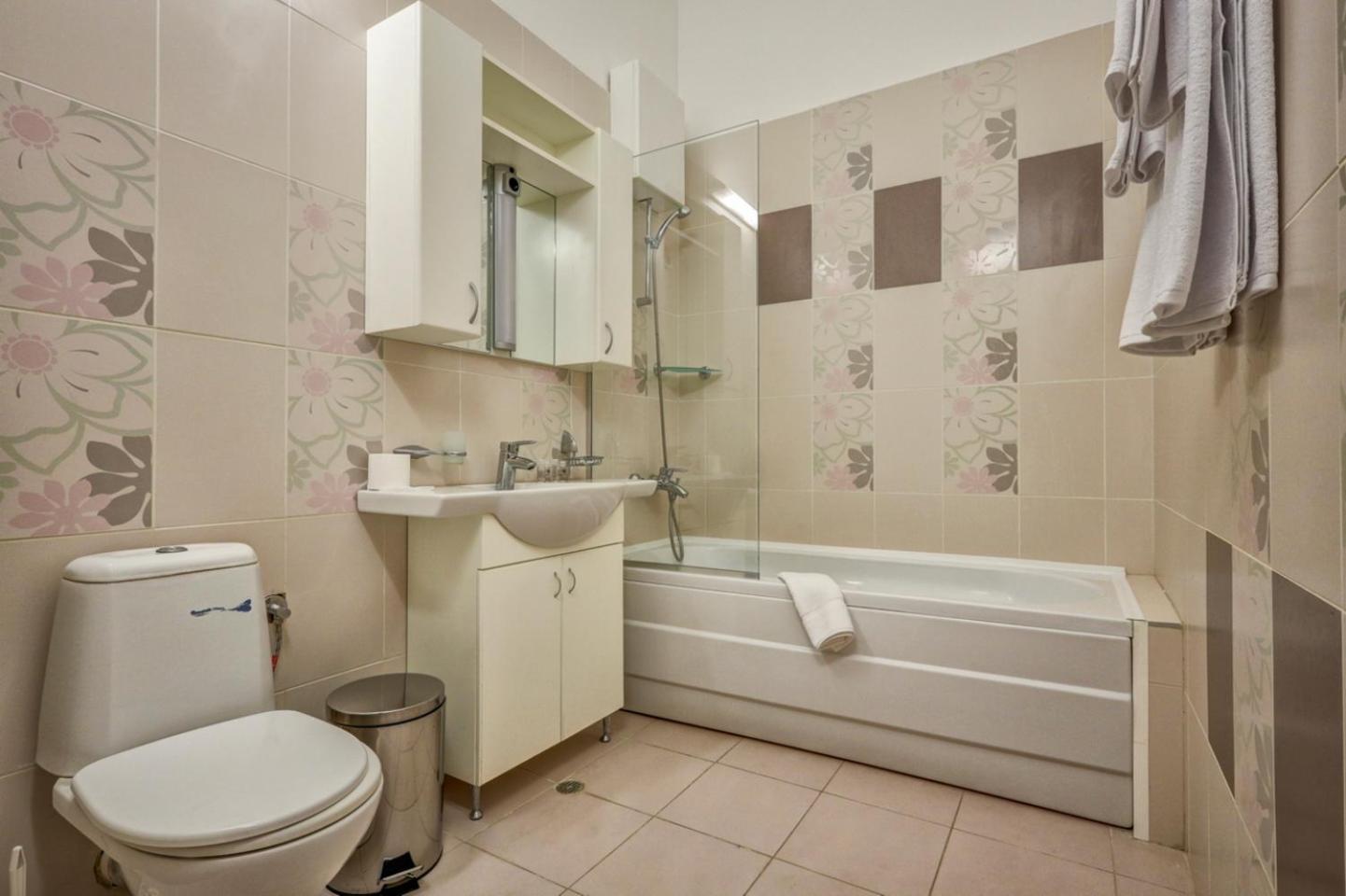 Apartament cu 3 dormitoare, balcon și vedere la piscină