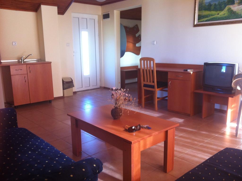 Suită cu 1 dormitor şi balcon cu vedere parțială la mare