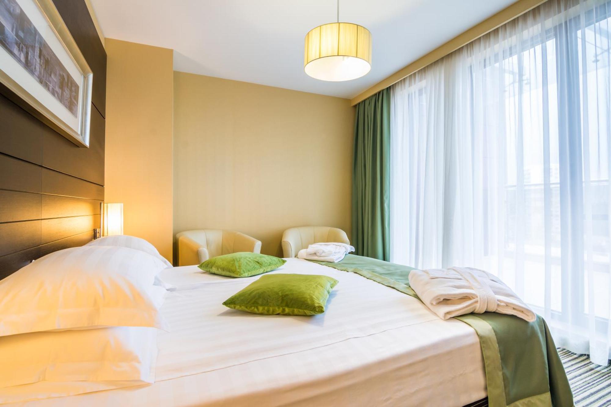 Two-Bedroom Apartment Two King Beds Non-Smoking