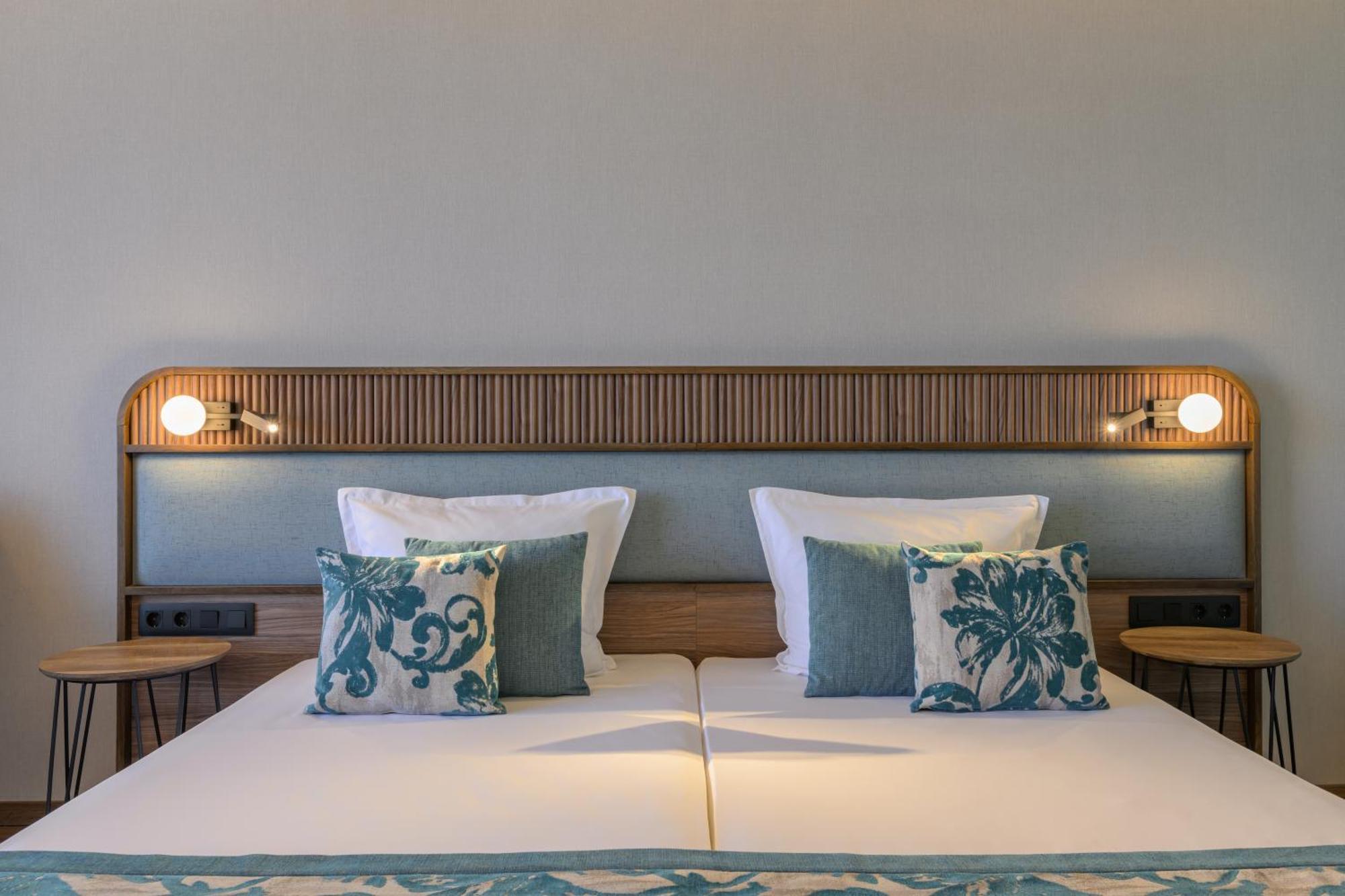 Deluxe Twin Room with Sea View,1538971033:JPEG