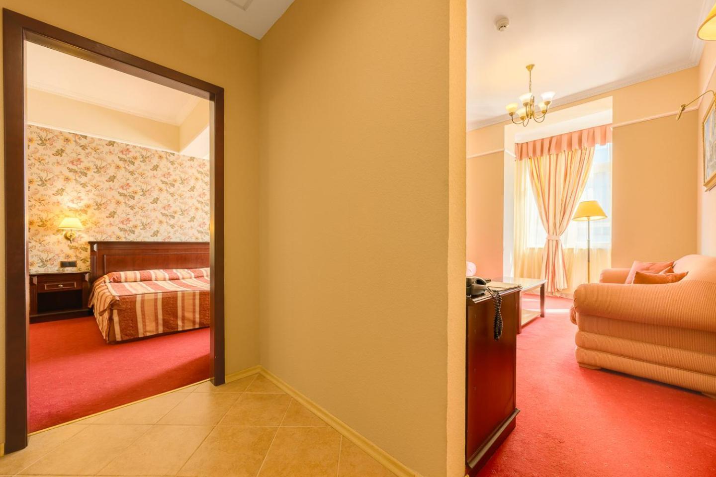 One-Bedroom Suite (2 Adults + 1 Child),1571278775:JPEG