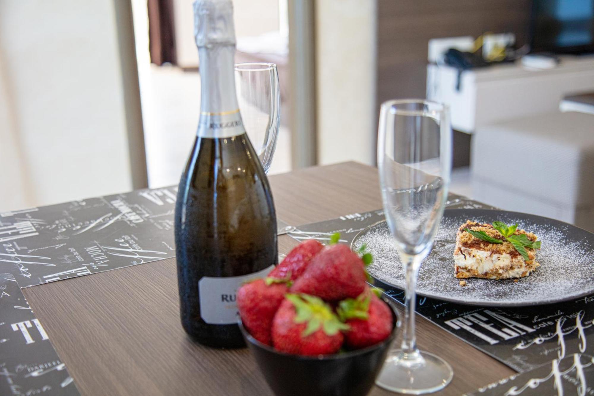 One-Bedroom Suite with Side Sea View,1602991509:JPEG