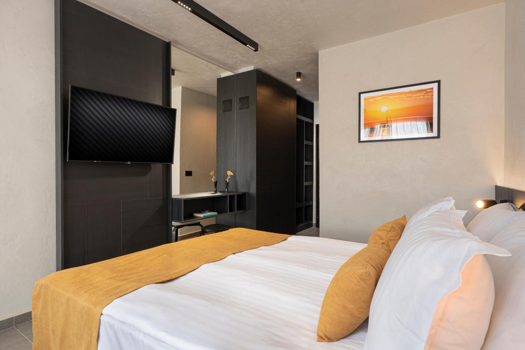 Double Room Balcony Street View Fully Renovated
