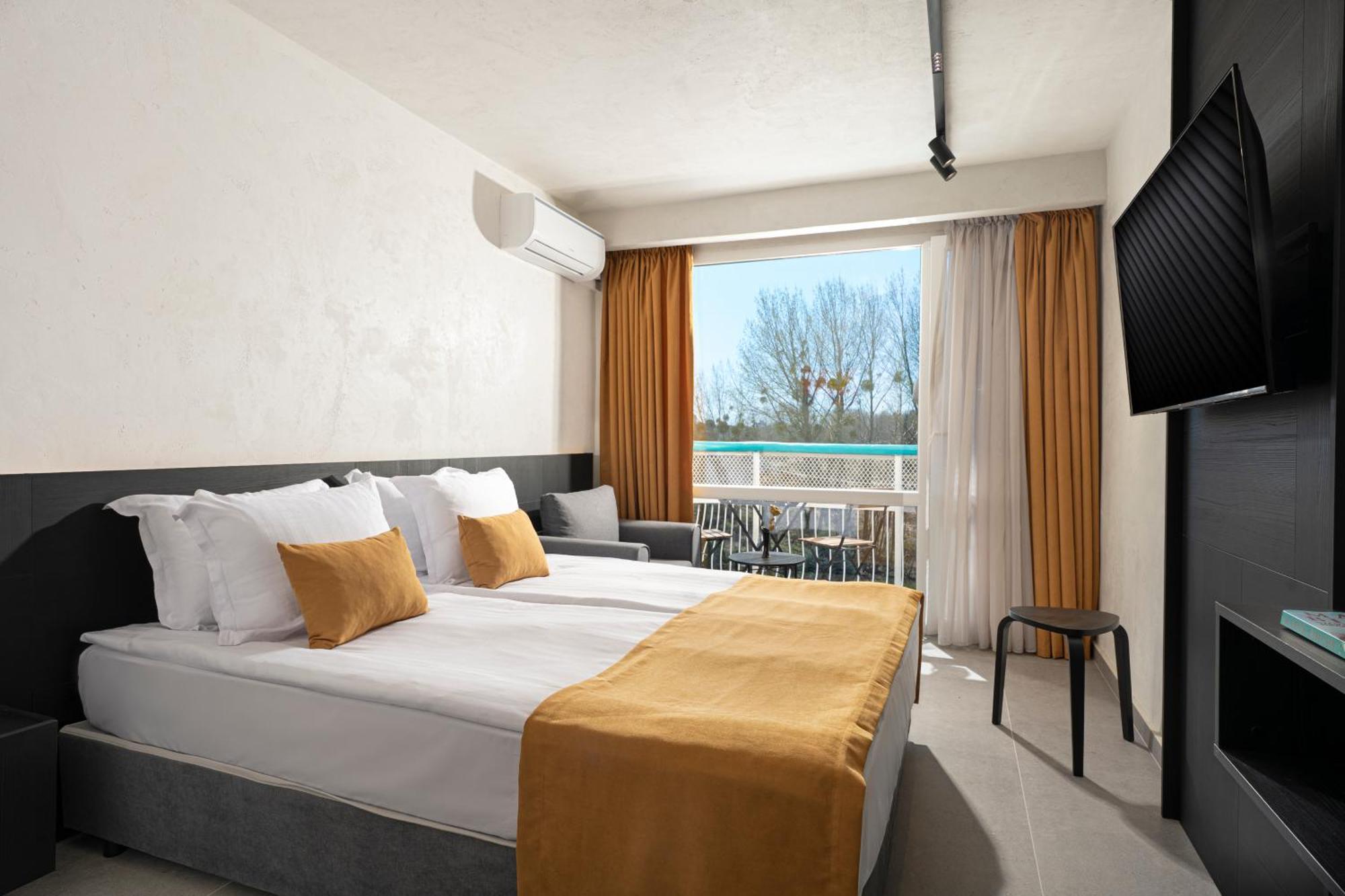 Double Room Balcony Street View Fully Renovated