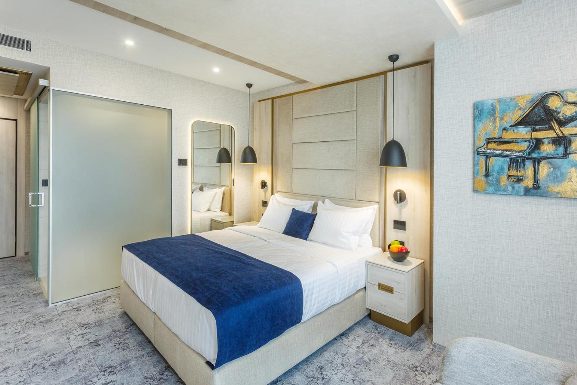 Plaza Comfort Room
