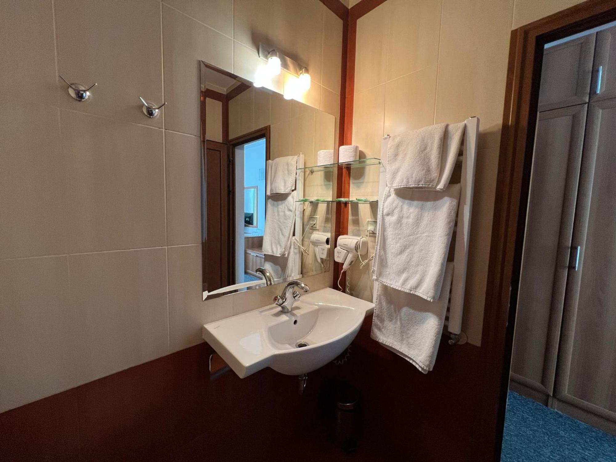 Twin Room,1742893495:JPEG