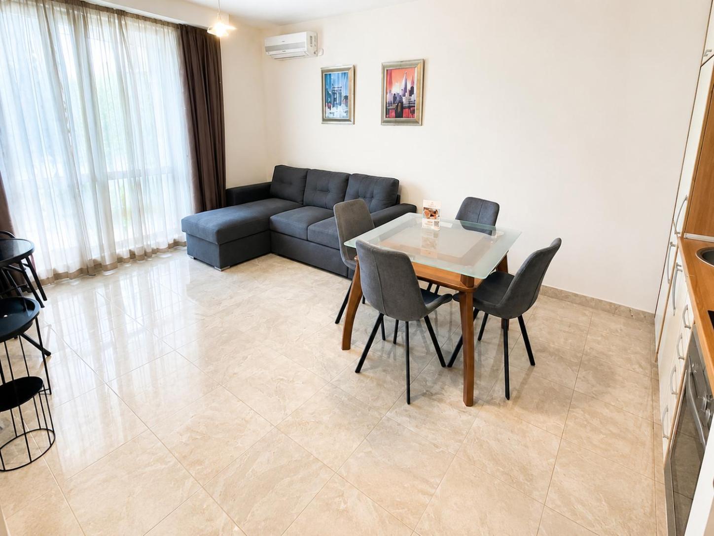 Apartament cu 2 dormitoare şi vedere la grădină.