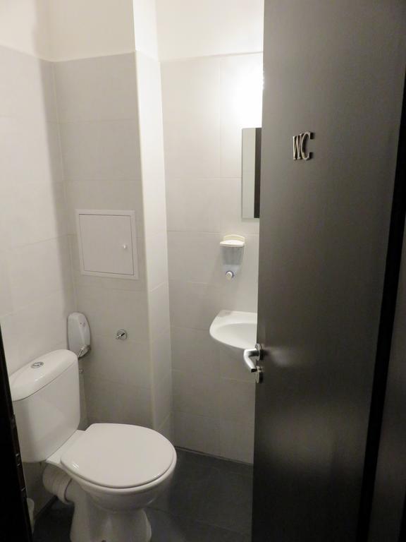 Habitación con cama extragrande y baño compartido