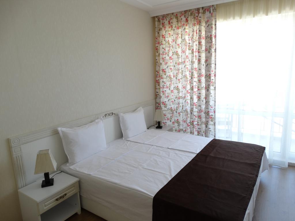 One-Bedroom Suite with Balcony - Free WiFi