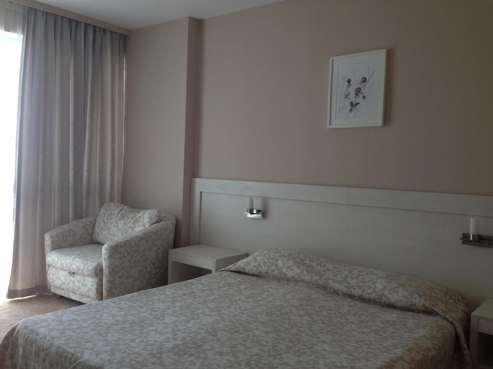 Doppel- oder Zweibettzimmer mit Balkon und Meerblick (2 Erwachsene)