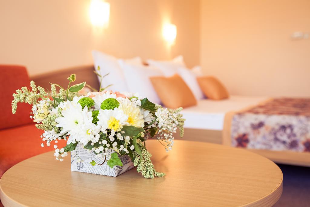Zweibettzimmer mit Balkon mit Poolblick