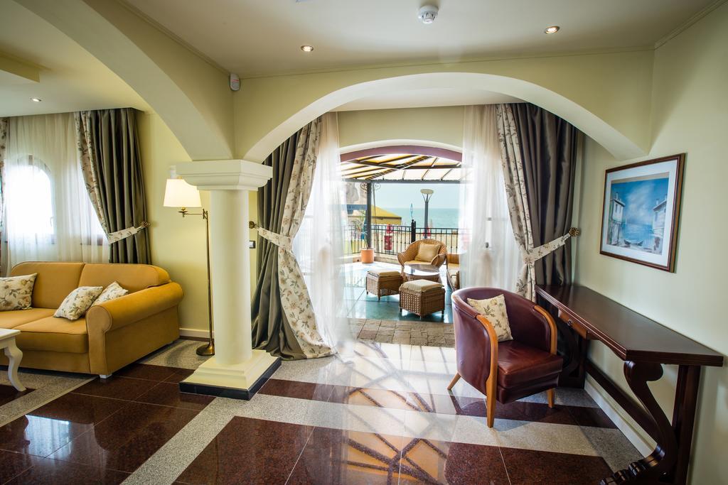 Large Deluxe Apartment Direct Beach Access