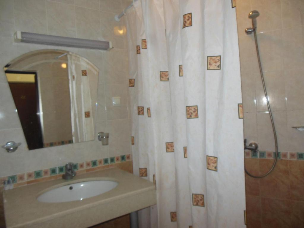 Cameră dublă sau twin cu vedere laterală la mare
