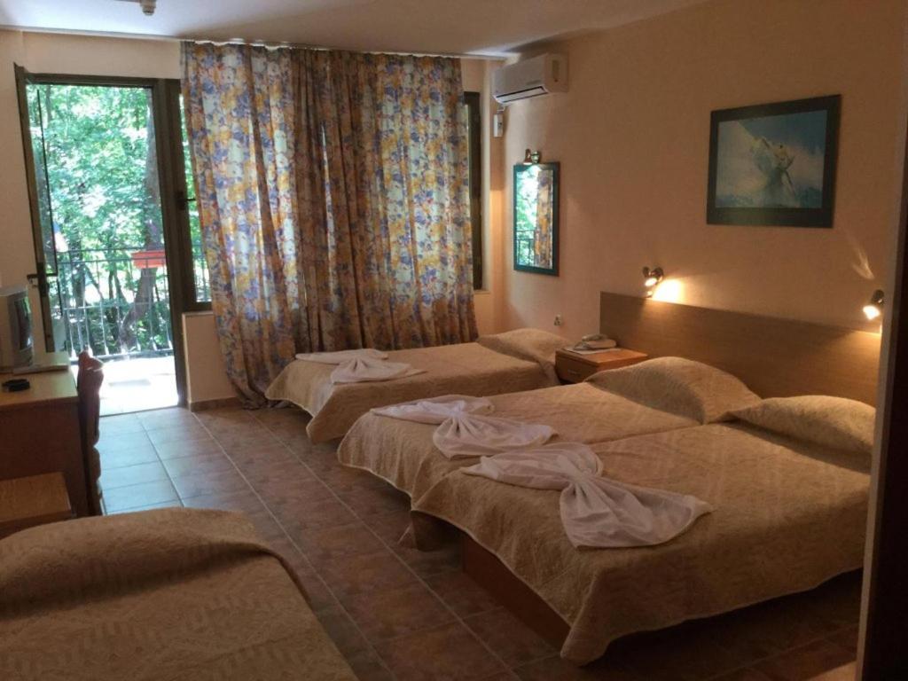 Family Room with Balcony,806888874:JPEG