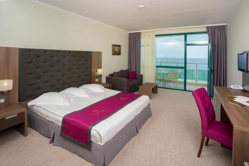 Doppel- oder Zweibettzimmer mit Meerblick und Balkon - kostenlose Getränke aus der Minibar