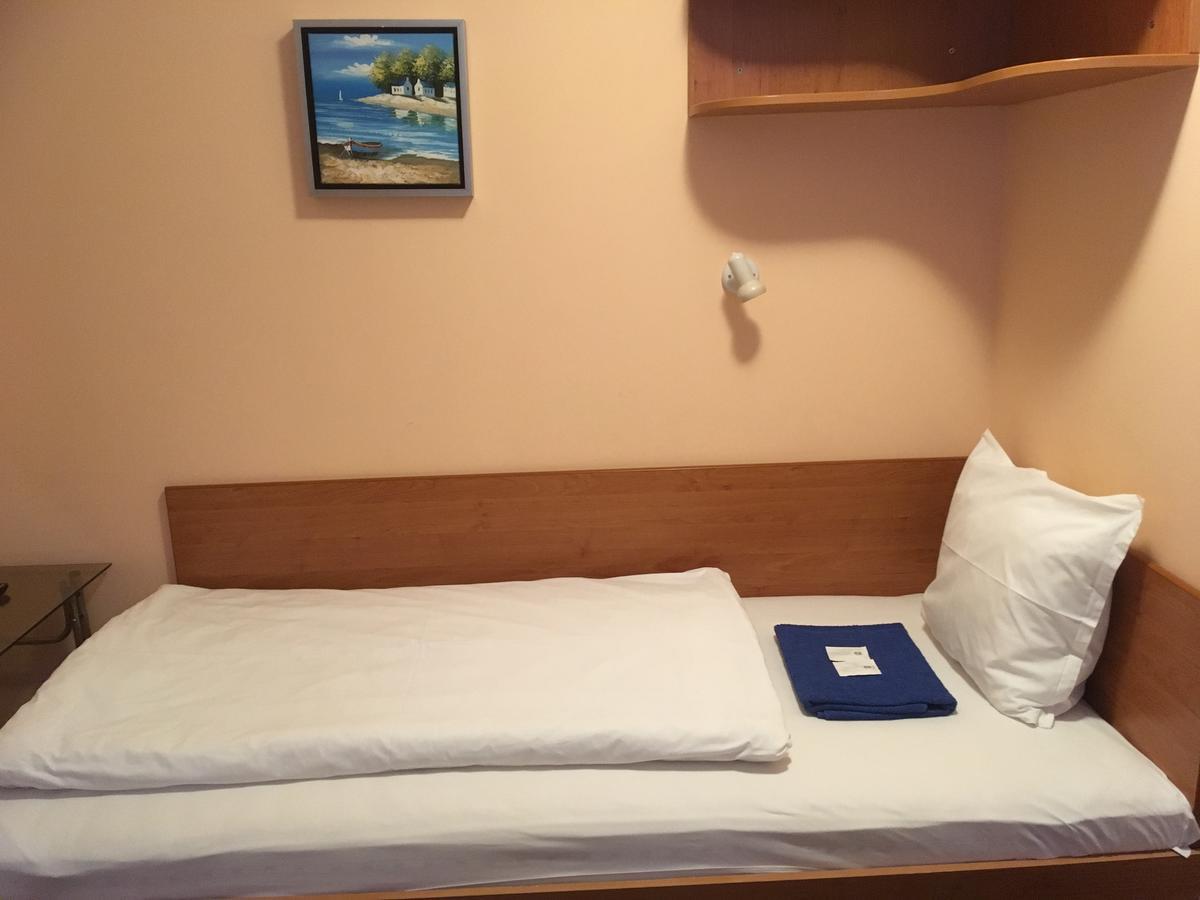 Cameră single cu baie comună