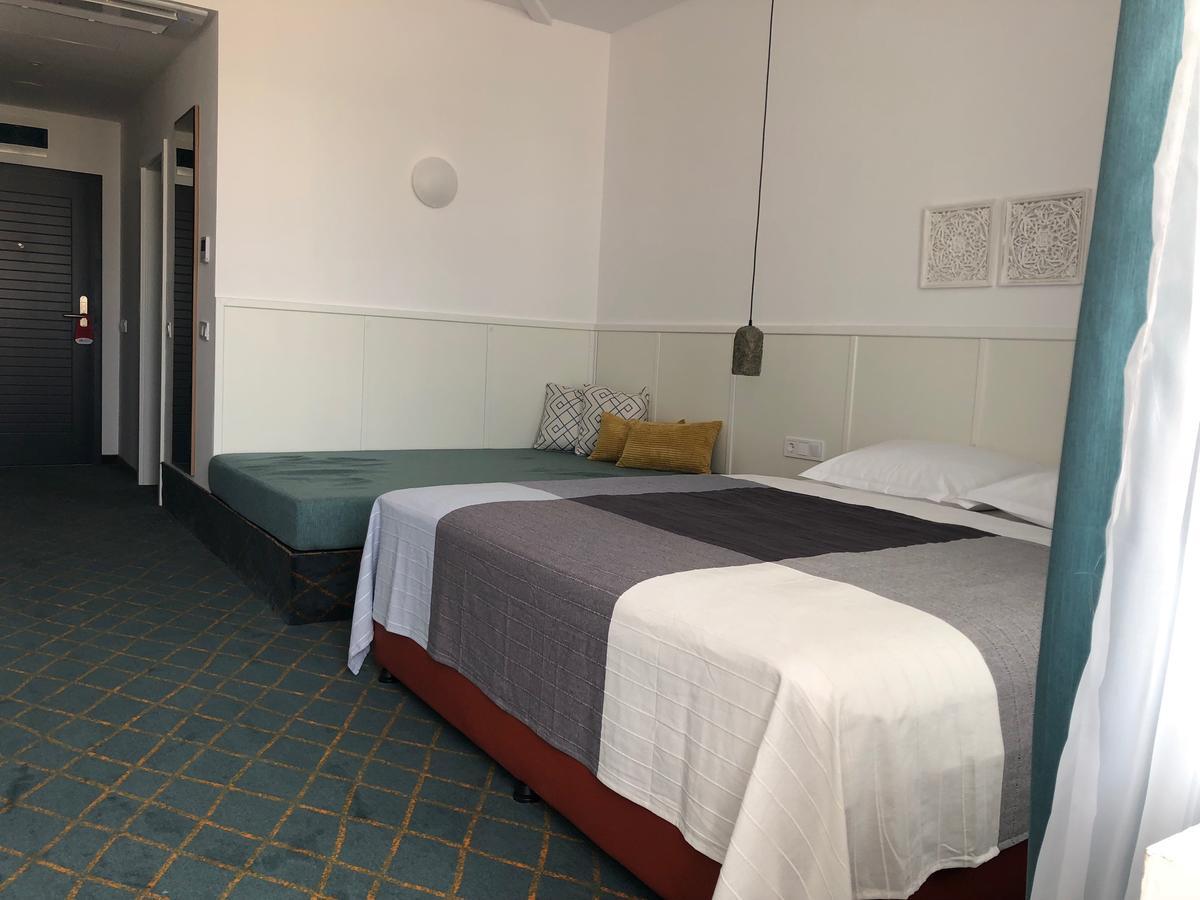 Doppelzimmer mit seitlichem Meerblick (3 Erwachsene)