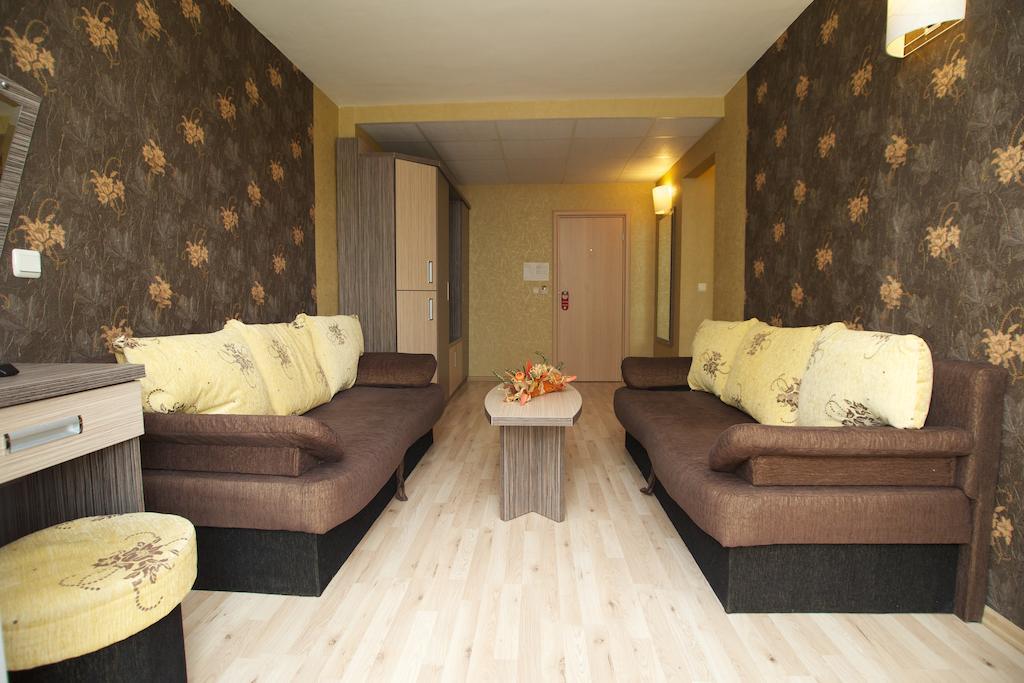 One-Bedroom Suite Balcony,68012294:JPEG