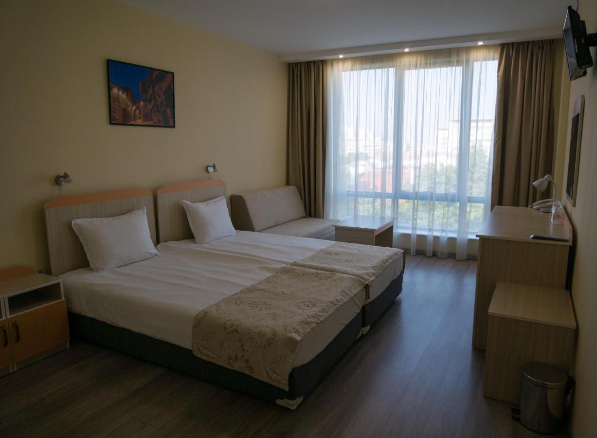 Großes Doppel-/Zweibettzimmer