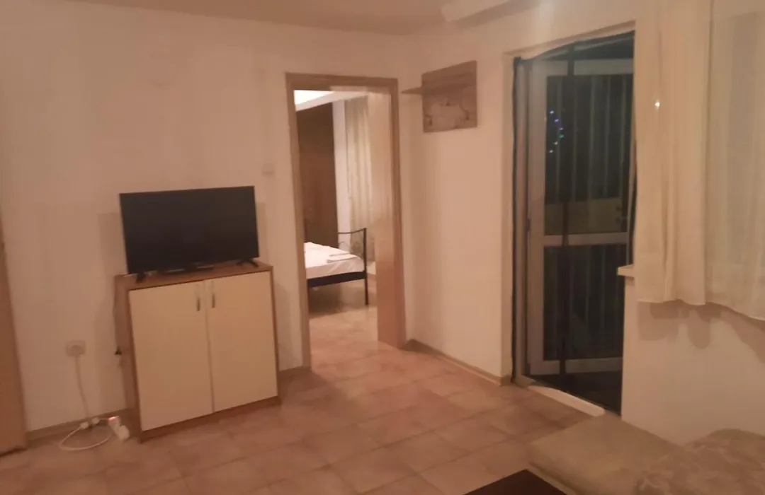 Entire House With Private Garden And Garage-1