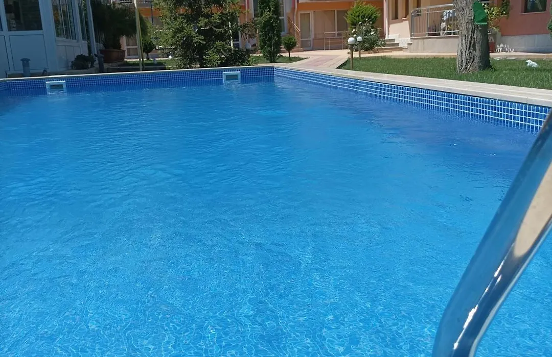 Sunny House Apartments & Pool-1