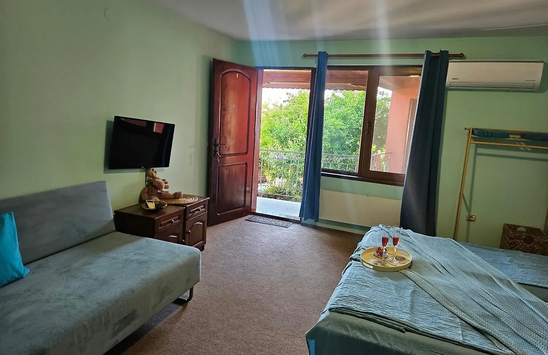 Regina'S Guesthouse-1