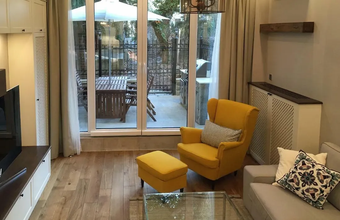 A Luxury Apartment With Patio And Bbq-1