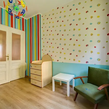 Apartment 65 - Airy Aprt At Top Center-3