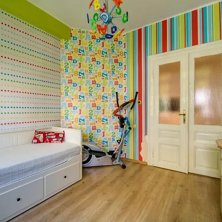 Apartment 65 - Airy Aprt At Top Center-2