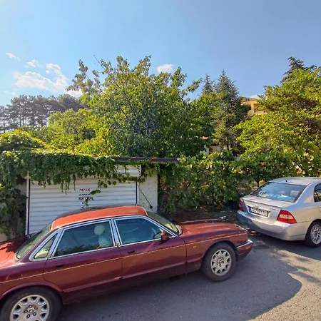 Entire House With Private Garden And Garage-3