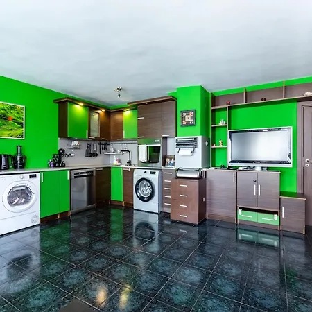 The Green Apartment 2Br - Free Parking-2