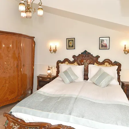 Royal Hotel-2